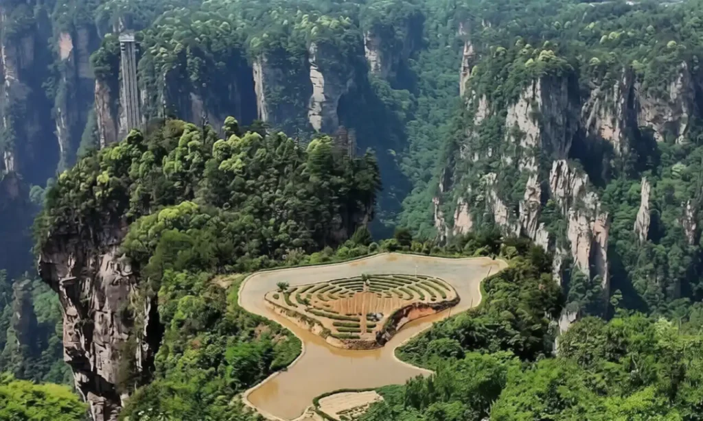 Sky Farmland terraced fields in Wulingyuan, Hunan-ezremove