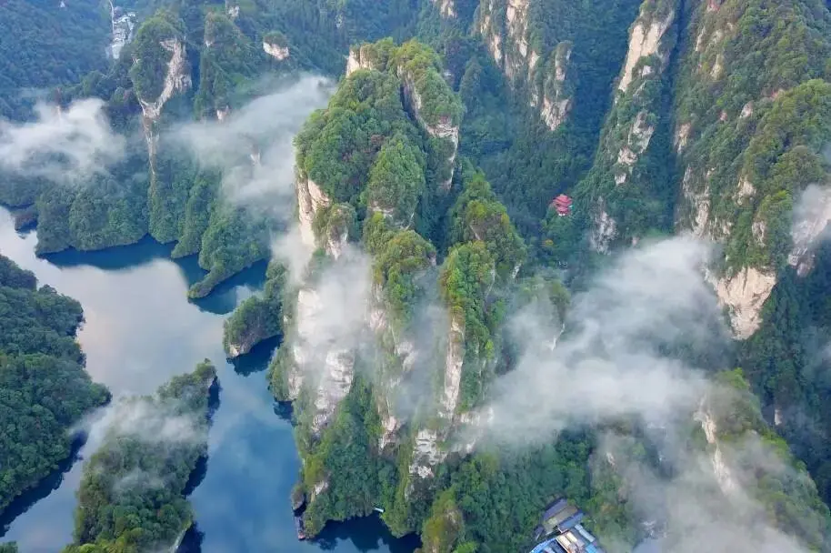 Zhangjiajie Baofeng Lake Landscape